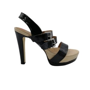 SANDALIA CON PLATAFORMA DE CHAROL Y HEBI